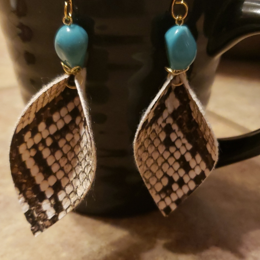 ‼‼SNAKESKIN FAUX LEATHER EARRINGS TEAL BEAD CUTE‼‼